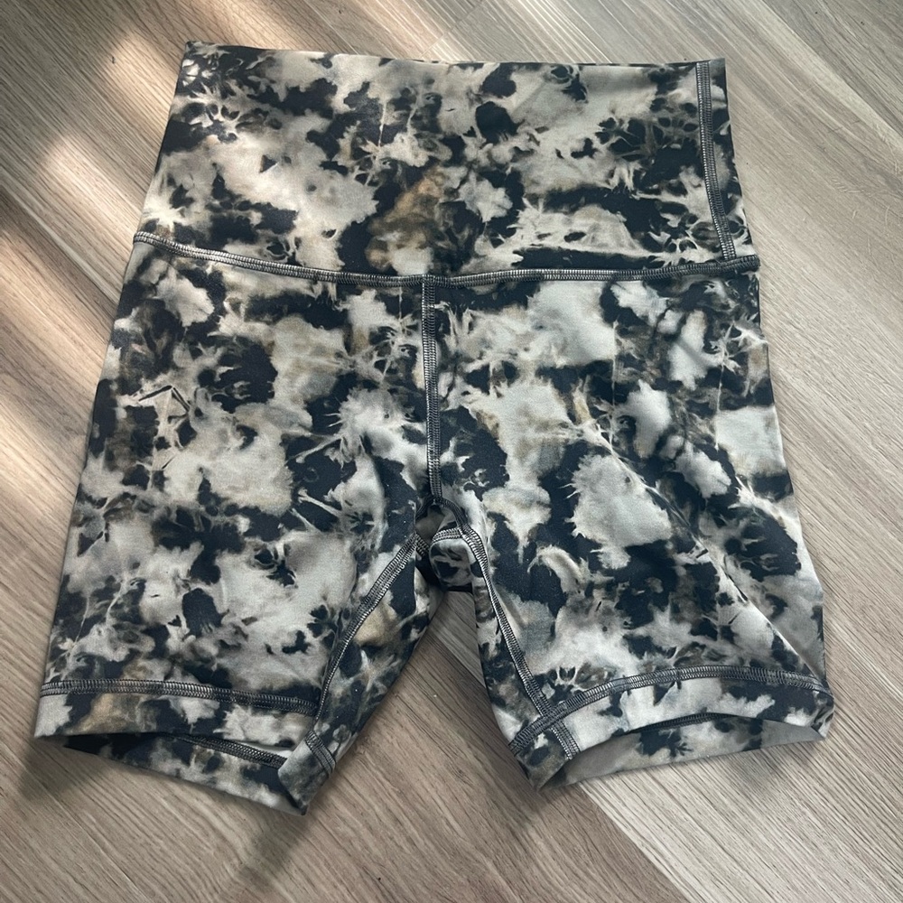 Lululemon biker shorts- 6” size 4 wunder train